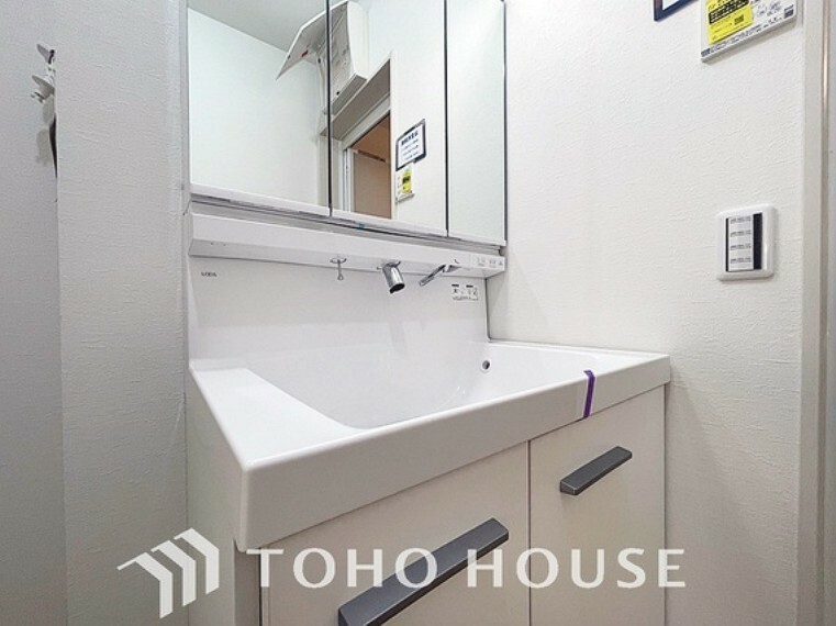 洗面化粧台 シャワー機能付きの洗面台には使いやすい横長ボウル、スマートに収まる収納と充実しています。