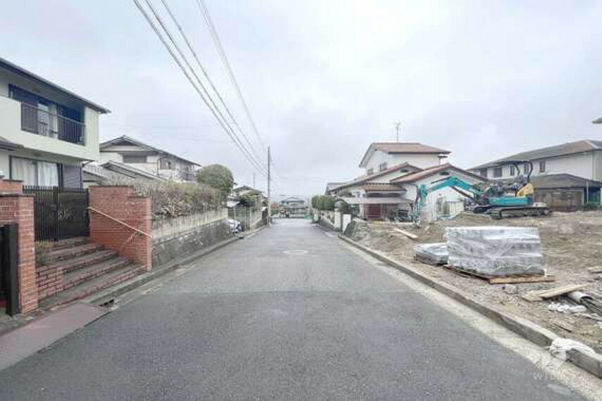 現況写真 物件の北西側前面道路（南西側から）。車通りも少なくて安心です！［2024年3月25日撮影］