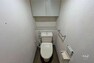 トイレ トイレ。上部に収納棚があり、トイレットペーパーやトイレのお掃除用品を置いておくのに便利です！
