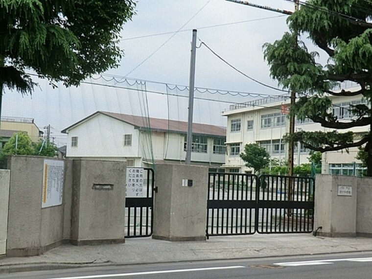 小学校 川崎市立古川小学校 児童数が1000人規模となり毎日たくさんの子どもたちの笑顔と笑い声で溢れています。