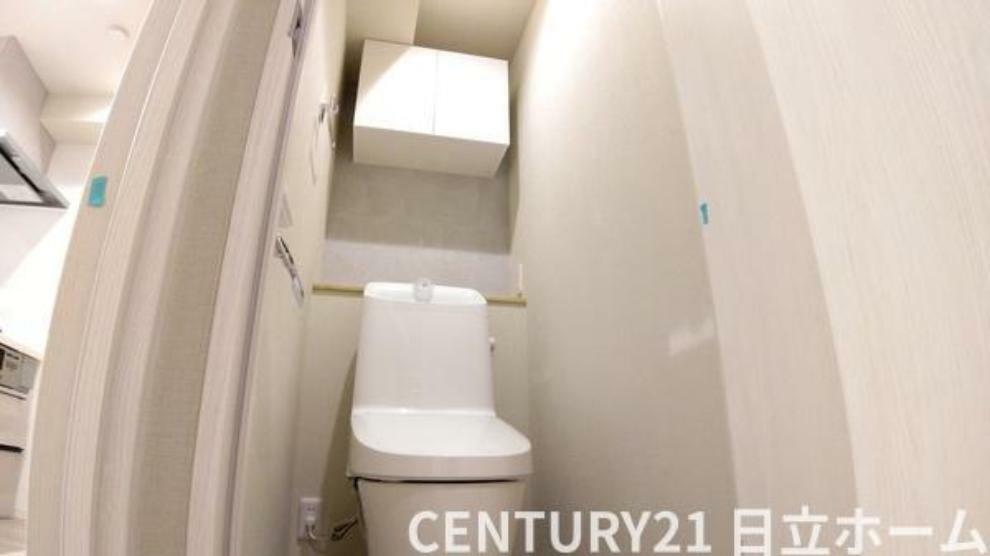 トイレ 《トイレ》　■トイレは明るい空間で清潔感があります。また、収納も設置して使い勝手も考えられています。