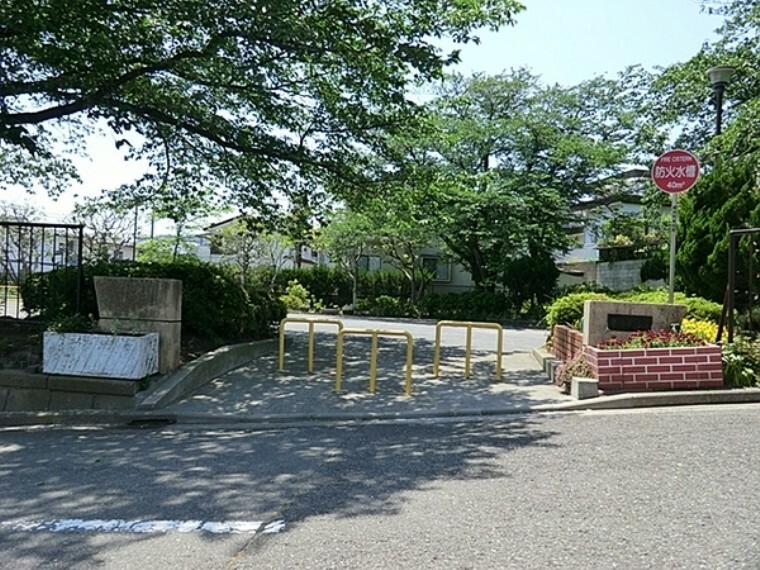 公園 関ヶ谷第二公園 金沢区にある住宅街の十分な広さの公園です。公園の設備には水飲み・手洗い場があります。