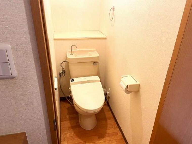 トイレ トイレは温水洗浄機能搭載なので、清潔に気持ち良くお使いいただけます！トイレットペーパーの節約にもなりますね！暖房便座で寒い日もあたたかです。