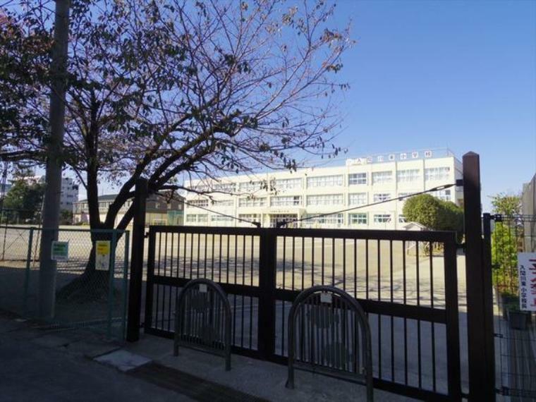 小学校 入間川東小学校 【入間川東小学校】車椅子対応の入り口　営業時間 8時25分～16時55分