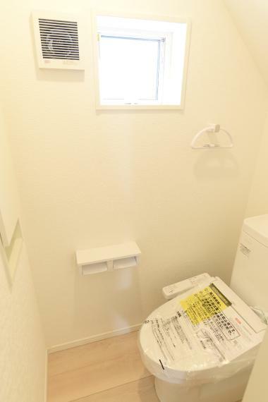 トイレ 温水洗浄便座仕様。小窓があり明るく通気性のあるトイレ。