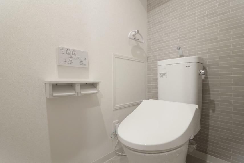 トイレ 【室内リフォーム完成】 ・南向き×10階部分につき陽当たり、通風良好！ ・70平米超、広々3LDKでゆったり暮らしていただけます！ ・安心のエレベーター停止階 ・便利な食洗機、浄水器、浴室乾燥機付き ・室内の随所に収納スペース充実で室内スッキリ！ ・洋室（1）洋室（3）エアコン設置済み ・安心の設備保証付き住宅