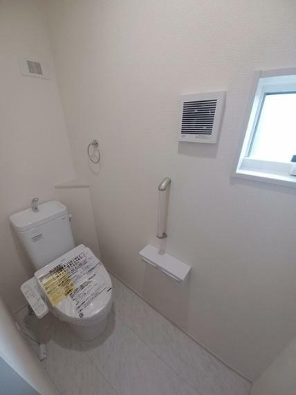 トイレ 2階トイレ。トイレにはウォシュレット機能を標準装備。
