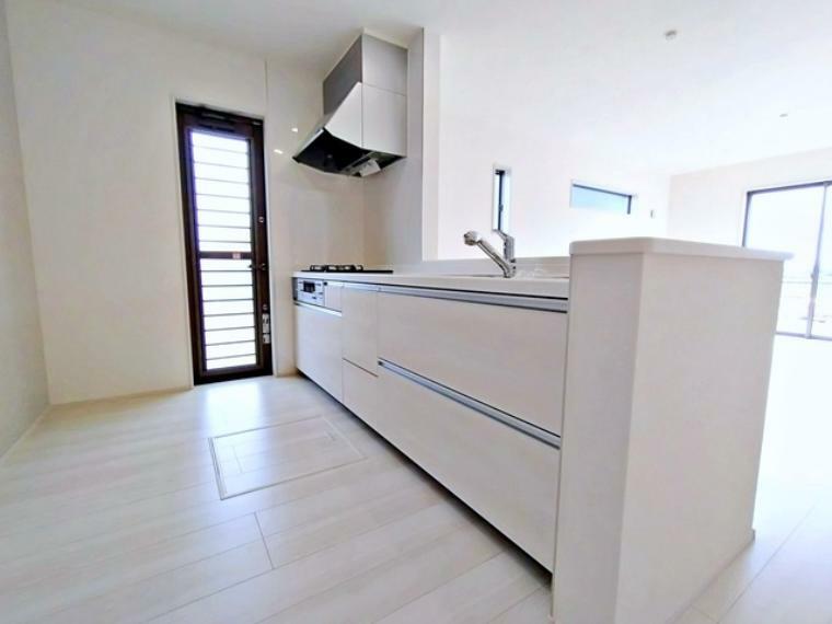 キッチン カウンターキッチンの天板スペースが広く、調理器具などを置いてもスッキリと使えます。