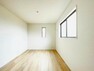 洋室 【2階洋室】白が基調のデザインですので、お子様がそれぞれ自分の好きなお部屋にカスタマイズ！