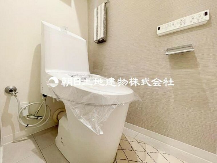 トイレはシンプルで清潔感があり、快適な使用を約束します。