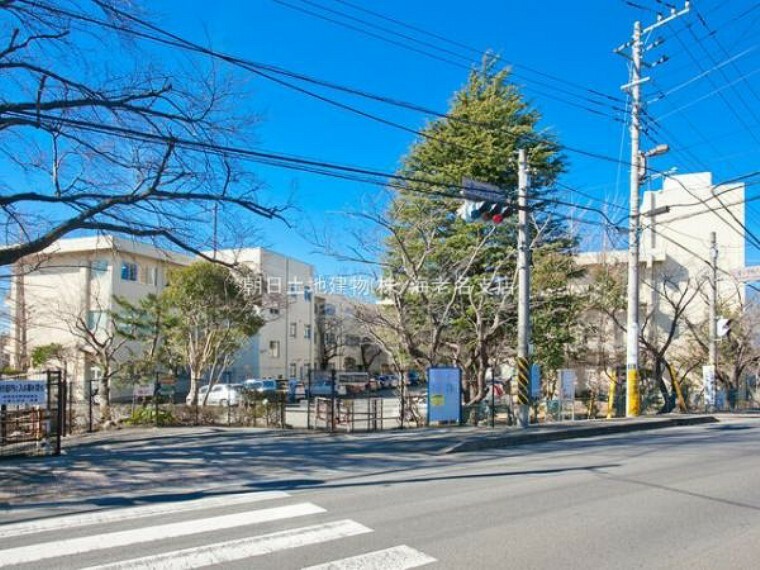 【海老名市立上星小学校】400m　「かいな坂」を上がり切った先にあるのが上星小学校正門です。広い校庭が目立ちます。