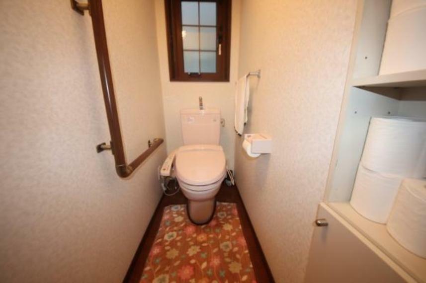 窓があり換気もしやすい1階のトイレ！洗浄機能付きです！