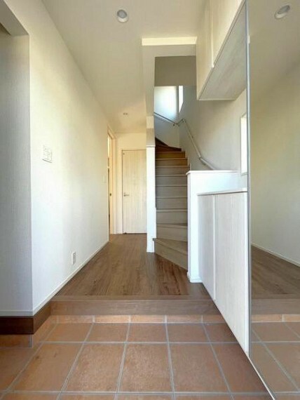 玄関 お家の顔である玄関は明るく、ゆとりのあるスペースを確保。