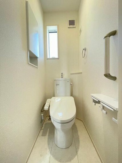 トイレ 白い空間が明るさと清潔感をより一層際立たせます。