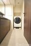 脱衣場 洗面台は朝を快適させてくれる空間としては大切な空間です。バタバタしている忙しい朝でも収納が多い洗面台では短時間で効率良く支度ができます。洗濯機置き場は大型のドラム式洗濯機を配置いただくことが可能です。