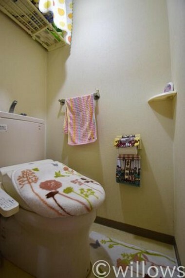 トイレ トイレは白を基調とし、清潔感のある空間に。より快適にご利用いただくために、ウォシュレットタイプを採用。お気に入りの絵画を飾ったり、小さなお部屋でも工夫次第で素敵な空間になります。
