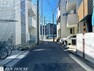 現況写真 前面道路含む外観・見通しの良い前面道路。車通りも少なく、お子様の通学や愛犬とのお散歩も安心ですね。