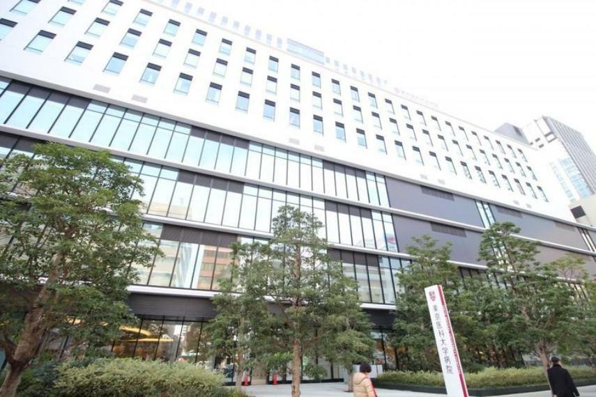 徒歩15分。東京医科大学病院まで徒歩9分。西新宿駅隣にある、大型総合病院で御座います。急な用でも近くにあるのは助かります。（約1,150m）