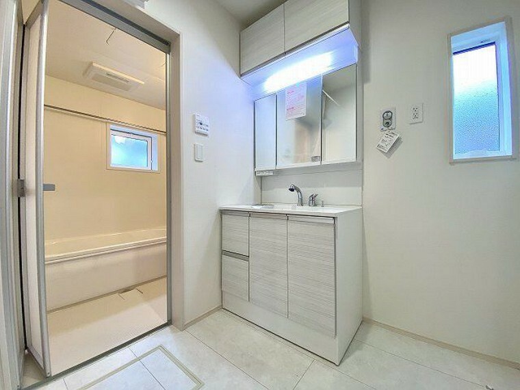 小窓付きの洗面室は、毎朝心地よい光を運んでくれるので、すがすがしい気持ちで1日をスタートできます！