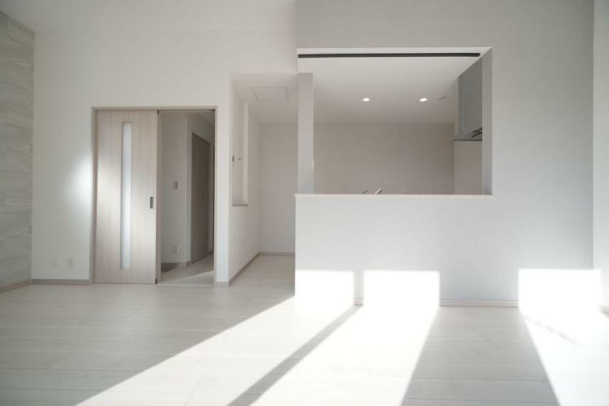 居間・リビング LDKには南側からの直射日光が部屋全体を照らしてくれます