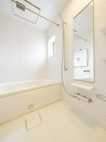 【浴室】浴室には窓付き。湿気を逃しやすいため、浴室を清潔に保ちやすく、お掃除もしやすいです。