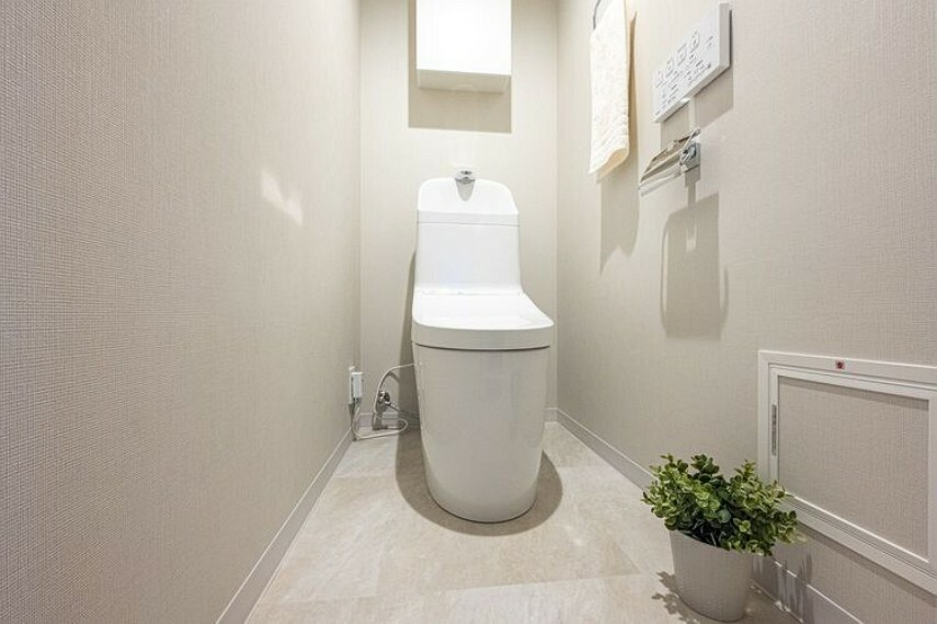 トイレ 温水洗浄便座・吊戸棚付き。※室内の家具や調度品は、売買代金には含まれません。