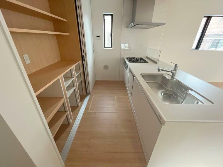 室内（2024年4月）撮影 備え付けの食器棚付で、引き戸で目隠しも可能。便利な収納スペースを備えた理想的なキッチンです。