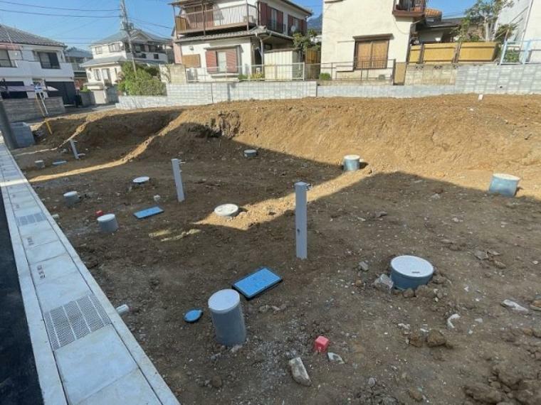 現況写真 自由な発想で理想の住まいを建設できる、建築条件無しの売地。