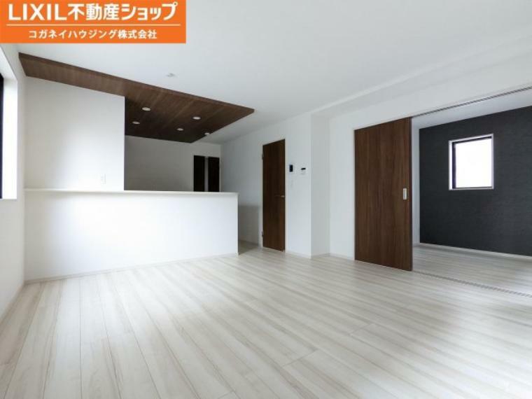 リビングダイニング 白いフローリングはお部屋をさらに明るくしてくれます！どんなデザインの家具にも合わせやすく、おしゃれな仕上がりとなっております