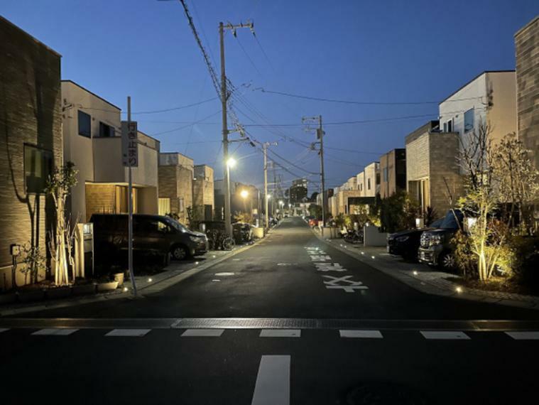 【現地写真】室内の光や庭先の灯りでライトアップされた街並みです