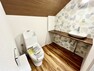 トイレ 【2階トイレ】手洗いシンク付のカウンターが付いたゆとりの空間