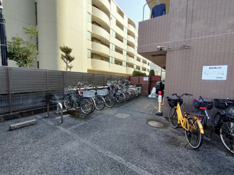 駐輪場 広々とした駐輪場は、自転車の出し入れがスムーズに行えます。