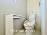 トイレ 「温水洗浄便座付きトイレ」収納スペースが完備されているトイレは快適な温水洗浄便座付です。清潔感のあるホワイトで統一。いつも清潔な空間であって頂けるよう配慮された造りです。