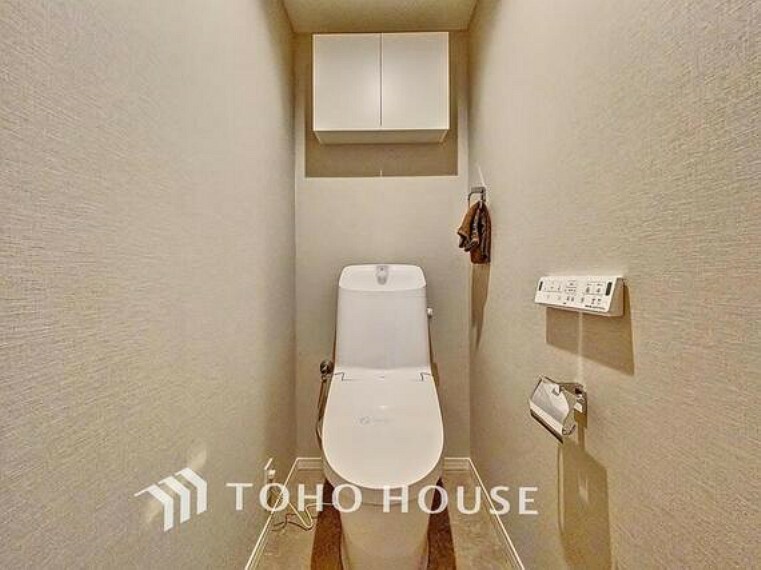 トイレ 「リフォーム済・温水洗浄便座付きトイレ」トイレは快適な温水洗浄便座付です。清潔感のあるホワイトで統一しました。いつも清潔な空間であって頂けるよう配慮された造りです。