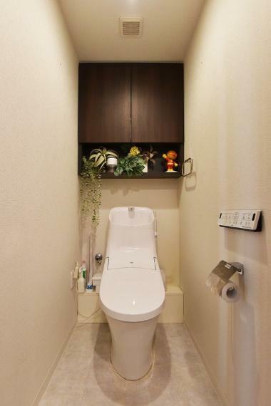 トイレ トイレの上部には吊戸棚付き。備品や清掃用品もすっきり収納できますね。