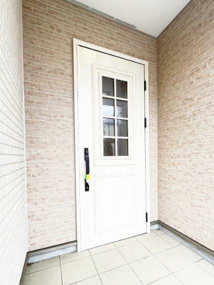 玄関 ナチュラルなデザインで明るい雰囲気の玄関ドア