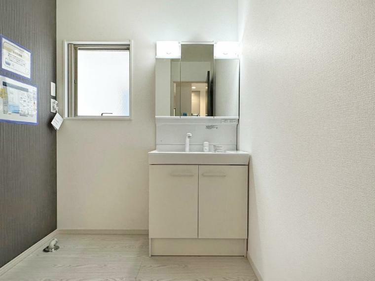脱衣場 窓のある明るい洗面所で毎日の身支度も気持ち良くお使い頂けます。