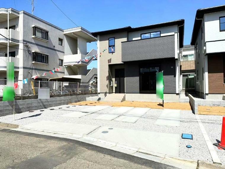 現況外観写真 シンプルで落ち着きのある建物は住むかたの個性でオリジナルなものになっていきます。