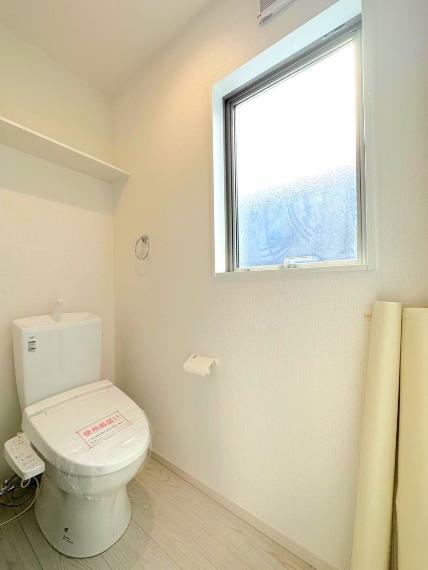 トイレ 小窓があるので明るく清潔感のある衛生的な空間