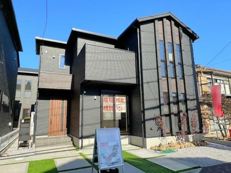 現況外観写真 シンプルで落ち着きのある建物は住むかたの個性でオリジナルなものになっていきます。