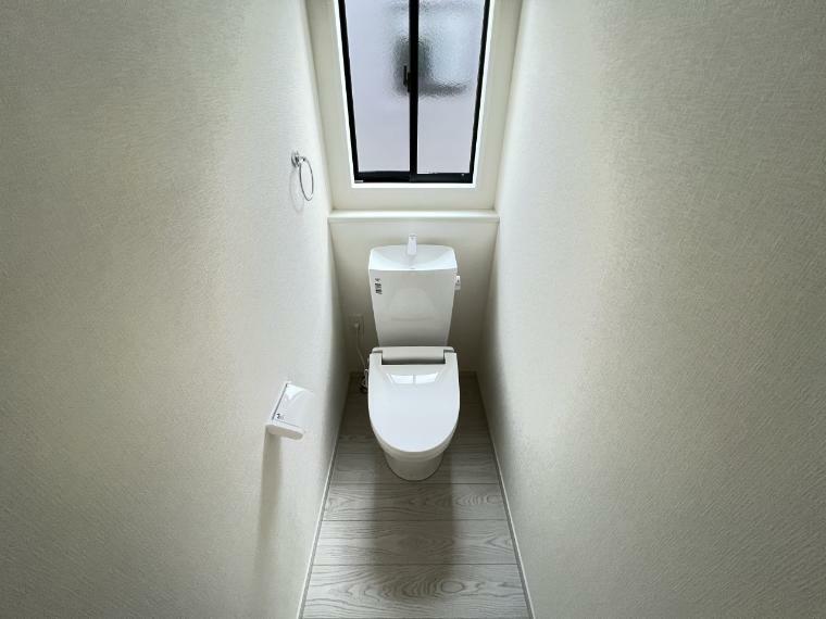 トイレ トイレは1、2階ともににございます。換気に便利な小窓も付いています（1号棟）