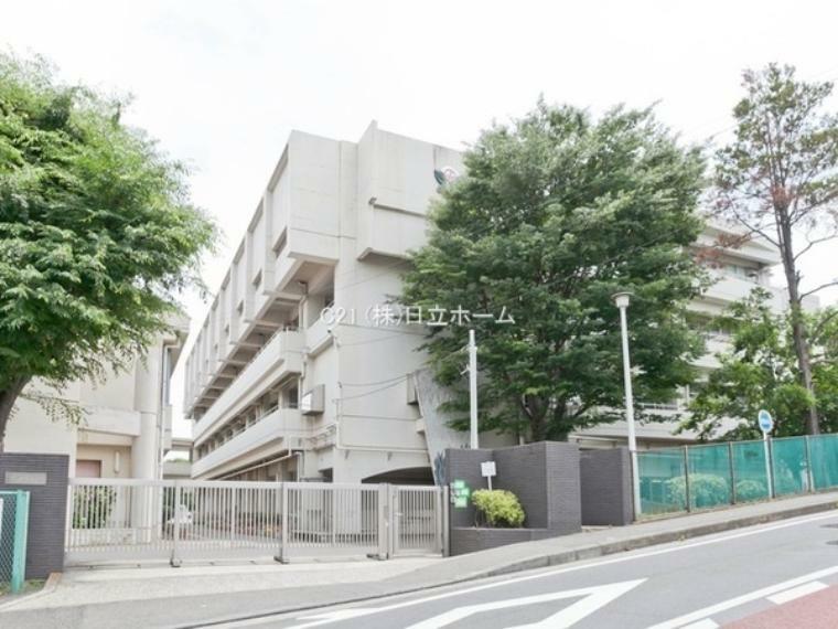 小学校 横浜市立下田小学校 昭和34年4月1日に当時珍しかった鉄筋の円形校舎が開校された。翌年35年には児童数が増えたため三階から四階に増築した。