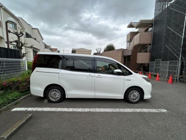 敷地内駐車場 駐車場1区画専用使用権付！（無償）～当社の社用車を駐車してみました。ワンボックスカーの駐車もラクラク、毎日の車の出し入れも快適です。