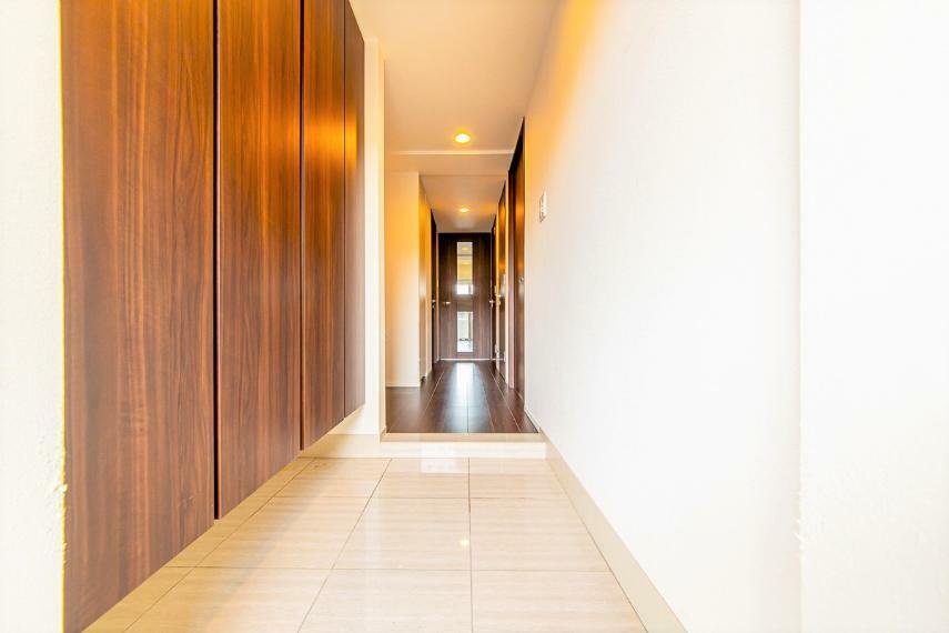 安全性、保温性、メンテナンス性に配慮した「二重床、二重天井」の廊下