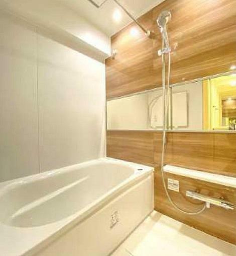 浴室 【イメージ】浴室乾燥機付ユニットバスは天候に関係なく洗濯物が干せたりバスルームの換気に役立ちます。