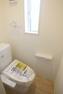 同仕様写真（内観） 【同仕様例】温水洗浄便座仕様。小窓があり明るく通気性のあるトイレ。