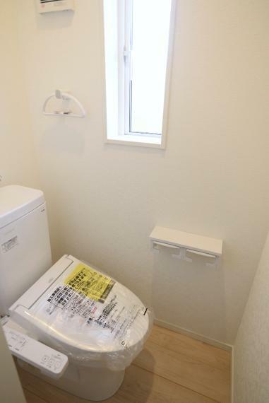 同仕様写真（内観） 【同仕様例】温水洗浄便座仕様。小窓があり明るく通気性のあるトイレ。