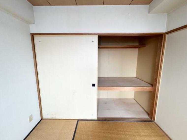 収納 【和室_収納】棚が3段設置されているため、お客様用の布団や普段使わないものを用途別に収納いただけます。