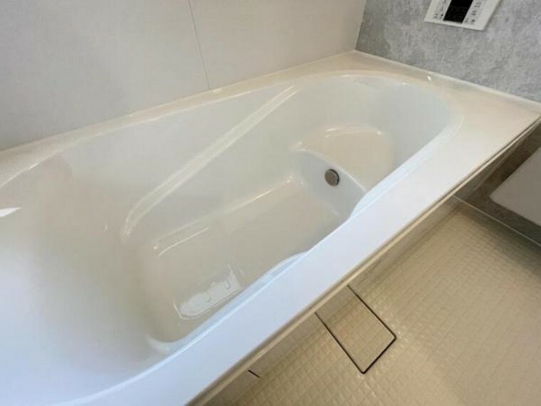 同仕様写真（内観） ゆったりと浸かれる1坪風呂を採用！1日の疲れを癒してくれる浴室は、窓のある開放的な空間