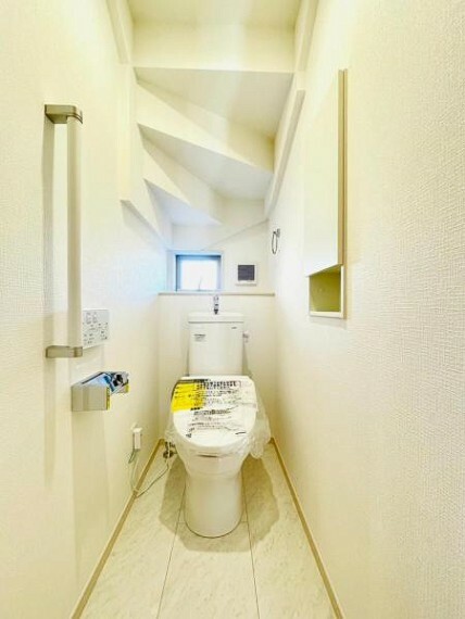 同仕様写真（内観） 【同仕様写真】毎日使うからこそ汚れにくくお手入れもしやすい設計の洗浄便座。 ※トイレは2階にもあります